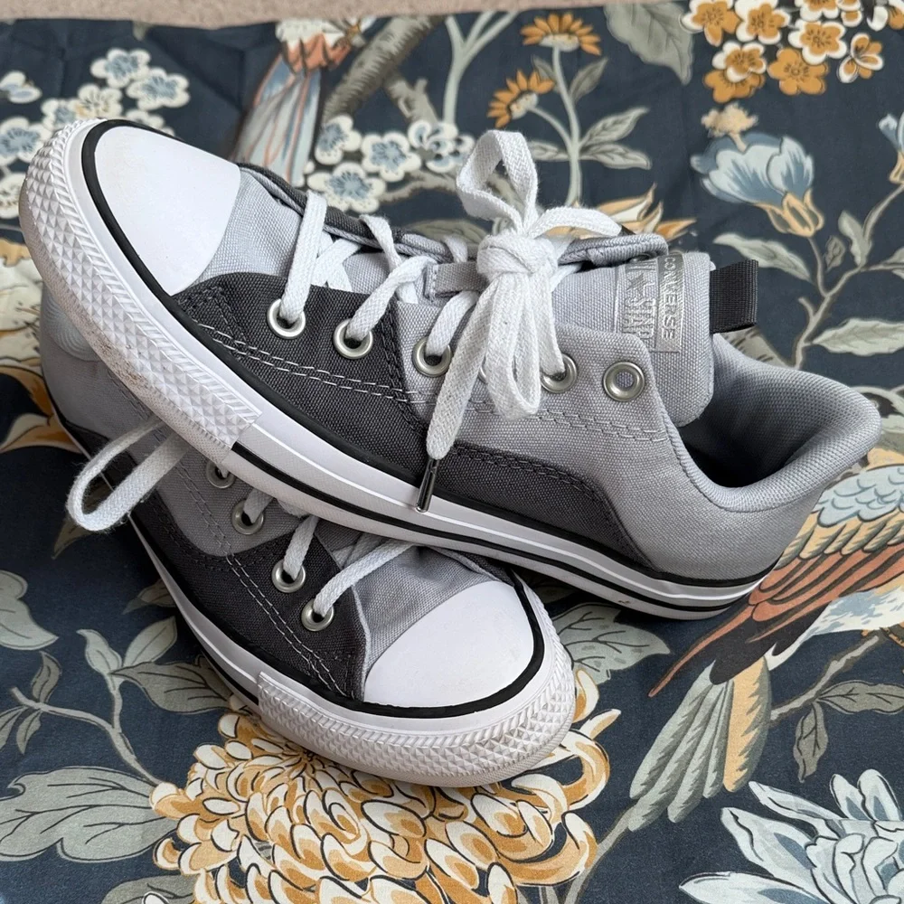 Converse women's Grey and Silver Sneakers size 7.5 - Picture 9 of 10
